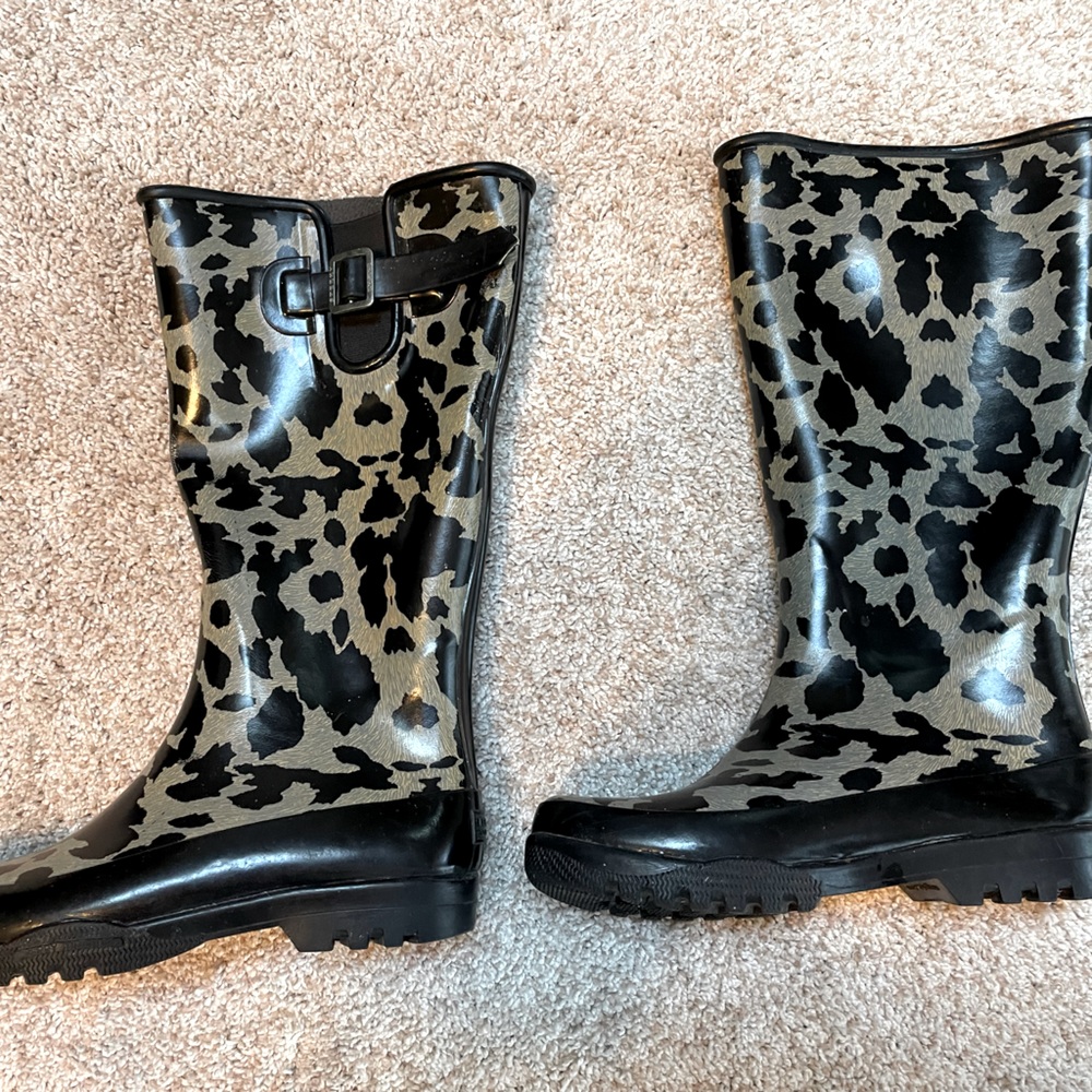 Women’s waterproof rubber boots, size 5, animal print.
